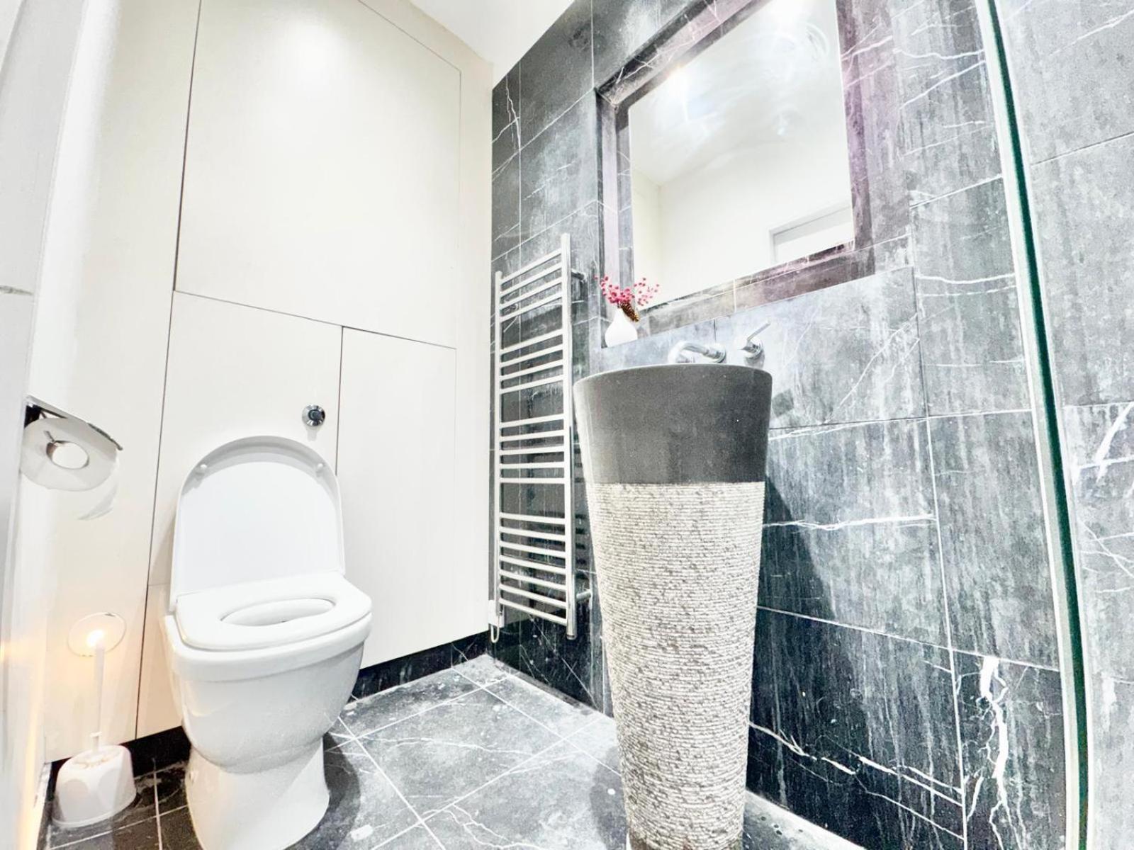 Edgware Road Beautiful Family * London
